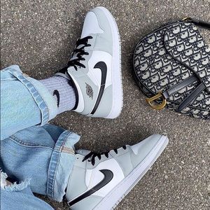 Air Jordan 1 Mid GS ‘Light Smoke Grey’